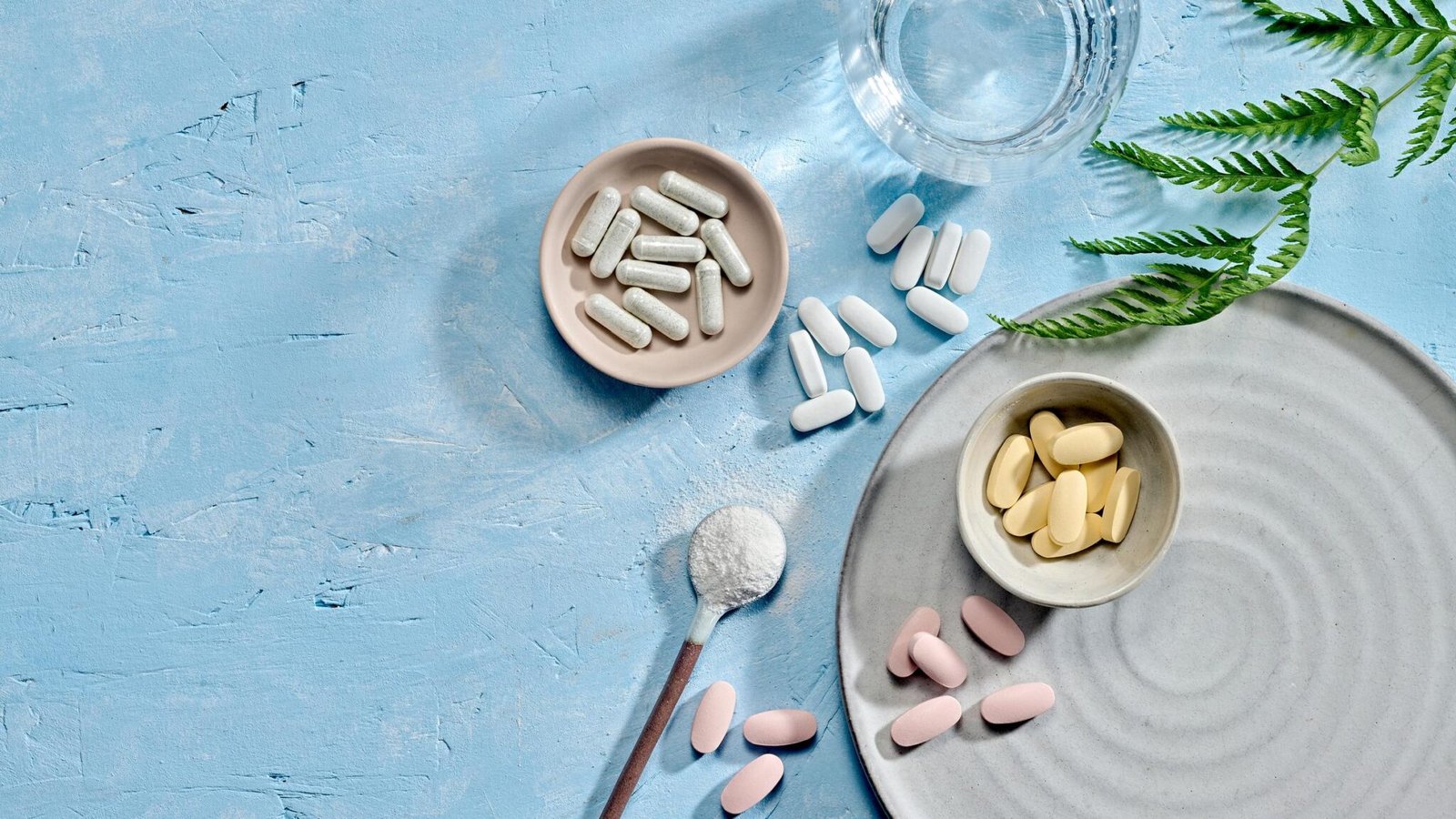 Foto de arriba de pastillas en cuencos